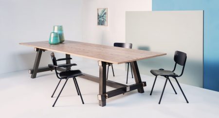 Timber-tafel-blank-gelakt-stoel-400-zwart