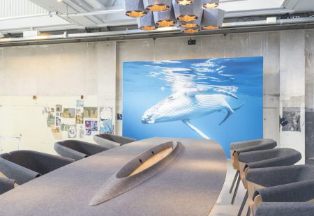 WHALE-BOARDROOM-TABLE-and-WHALE-TAIL-CHAIR-tafel-detail-centerpiece-locatie_DSC8530-1