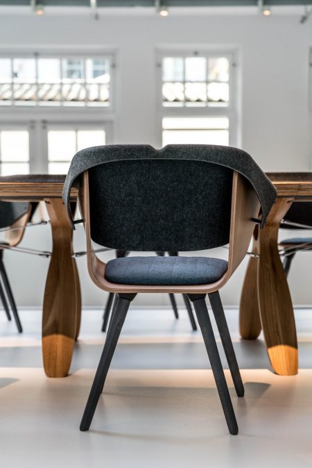 WHALE-BOARDROOM-TABLE-and-WHALE-TAIL-CHAIR-tafelstoelen-locatie_DSC00434-1