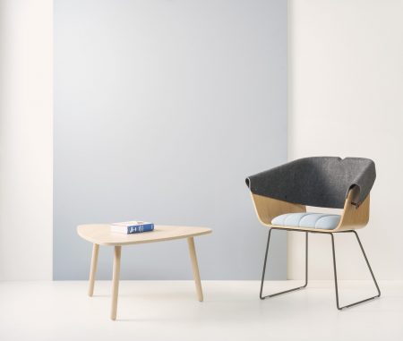 Whale-Tail-Chair-met-Skeef-lage-tafel-driehoek